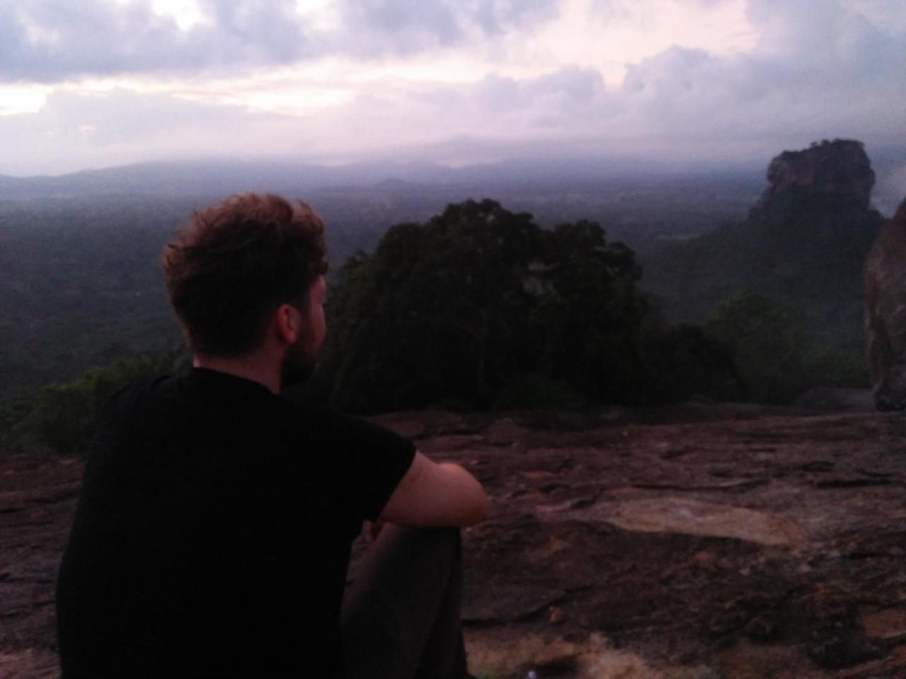One More Night Hostel Sigiriya Ngoại thất bức ảnh