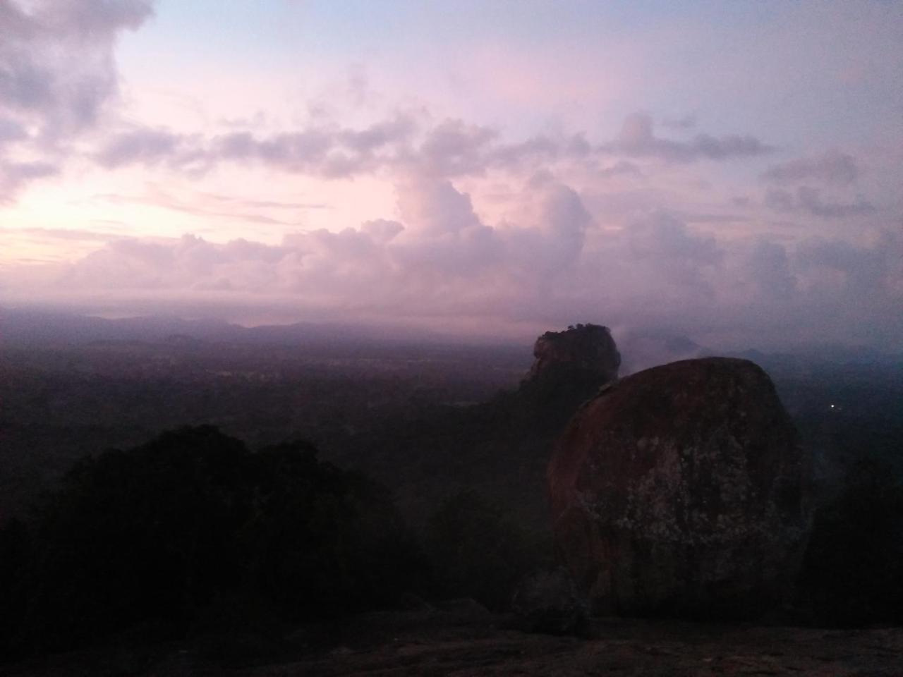 One More Night Hostel Sigiriya Ngoại thất bức ảnh