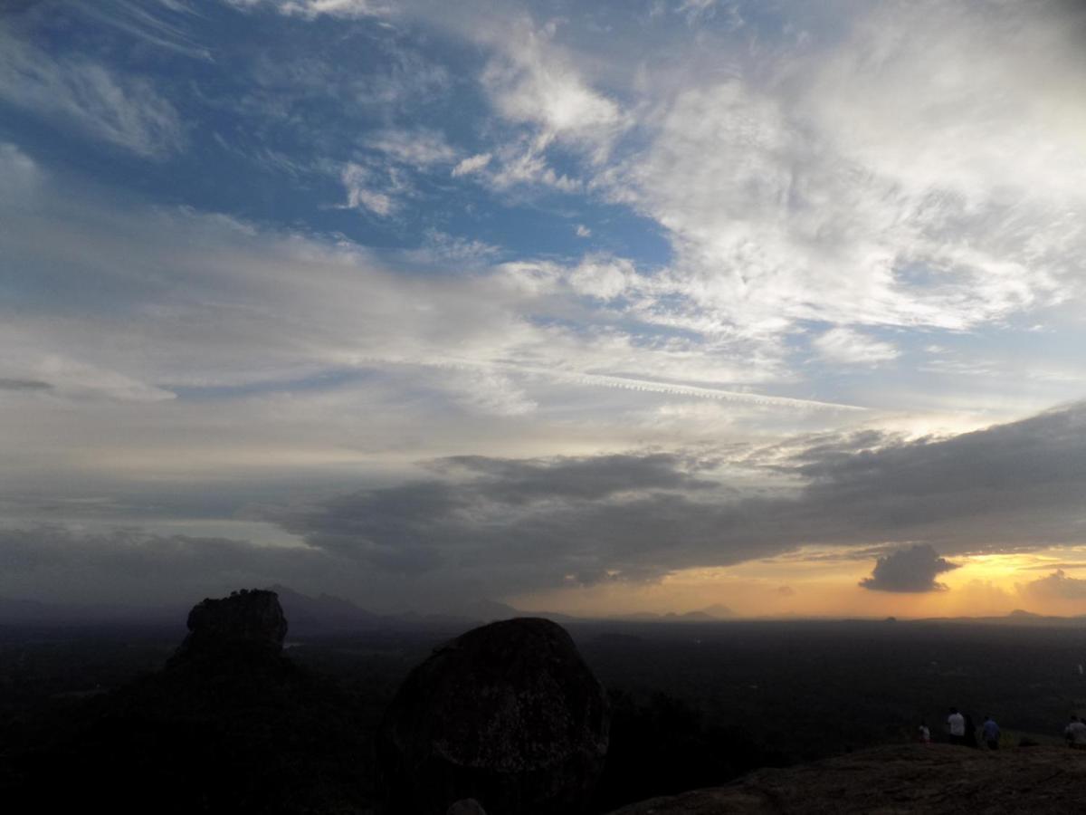 One More Night Hostel Sigiriya Ngoại thất bức ảnh
